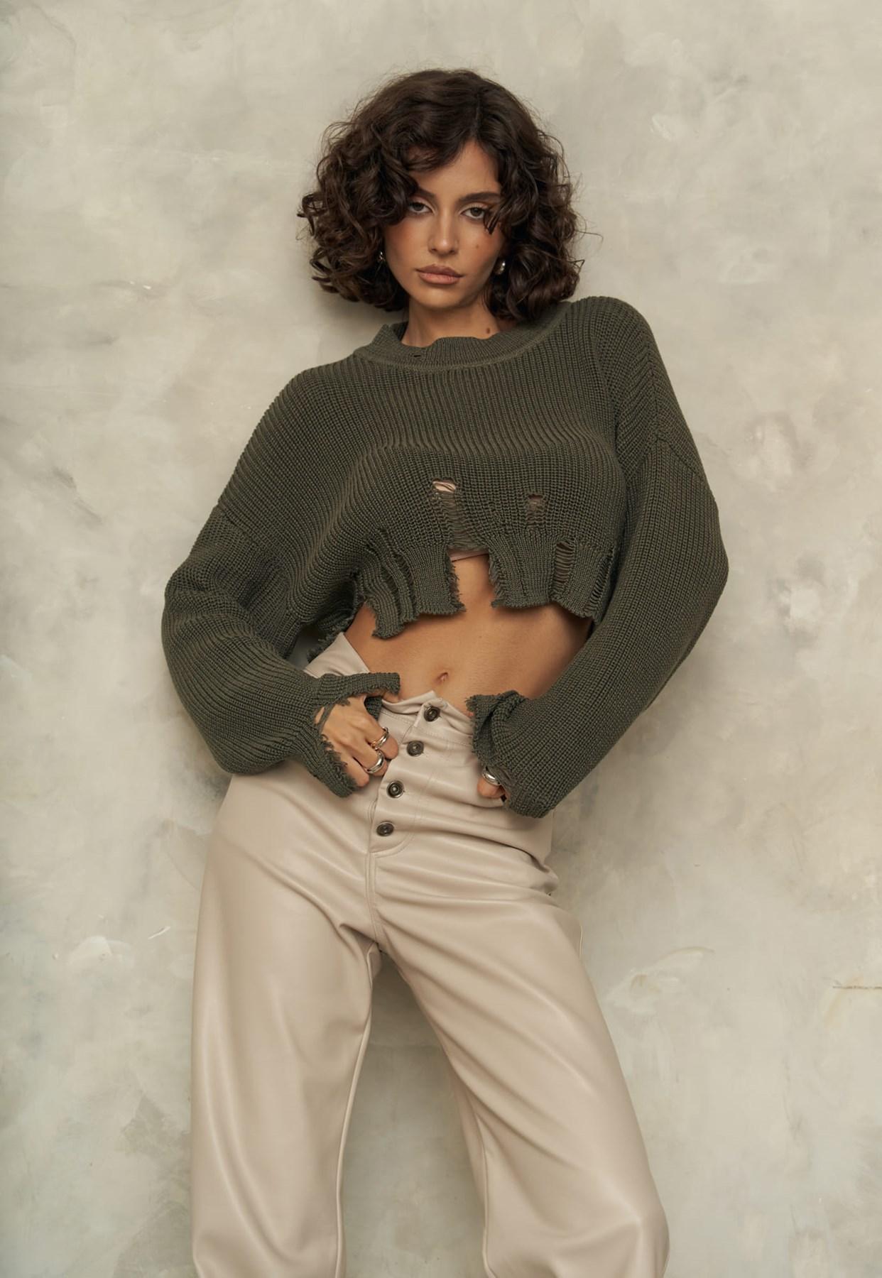 

Укороченный вязаный свитер Cala Темно-хаки с рваными деталями STANDART хаки