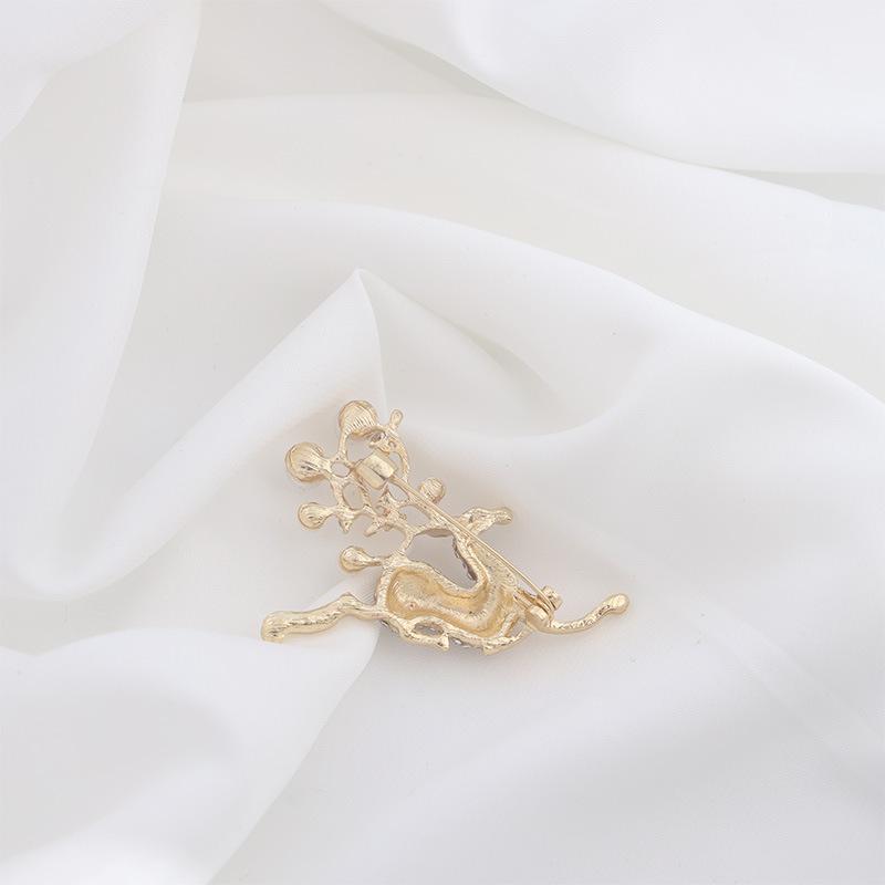 Pearl Elk Brooch Cute Christmas Atmosphere Fashion Suit Anti-light Button Versatile Sweater Jacket Pin Brooch