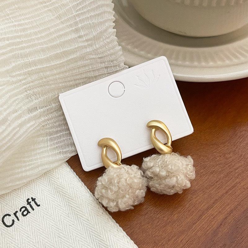 

Высококачественные серьги-шарики из меха для женщин — идеальный вариант для осени и зимы