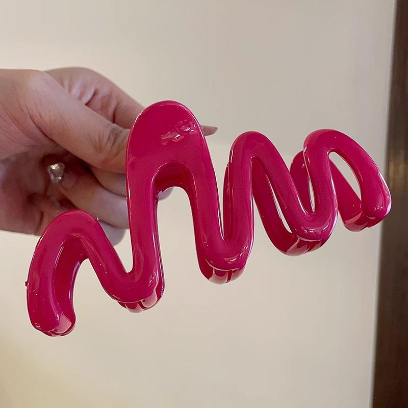 

2024 Яркие Летние Цветные Заколки-Клешни: Большие кремовые, акульи и желеобразные заколки для волос в виде волн розы красного