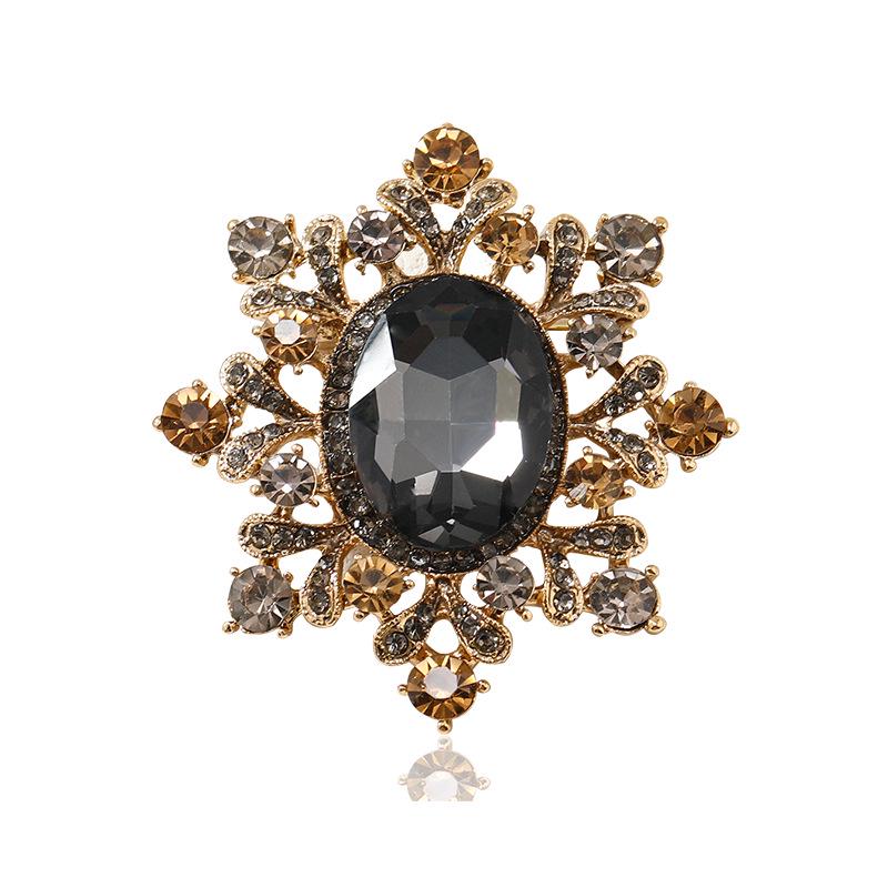 Elegant Retro Crystal Floral Brooches: European & American Vintage-Style Gilded Pins for Women.