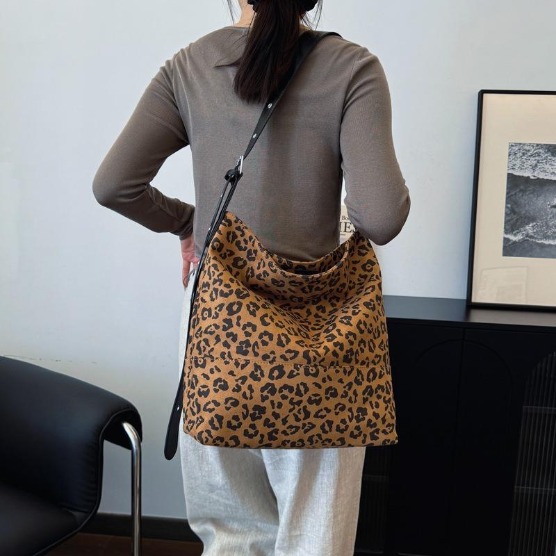 Popular leopard print large-capacity bag women's new autumn and winter versatile messenger bag commuter shoulder tote bag