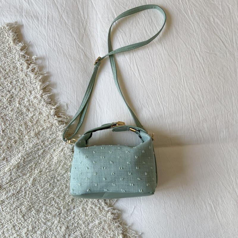 

Fashion personalized shoulder messenger bag Fashion simple bag Women s simple texture chain Dinner bag