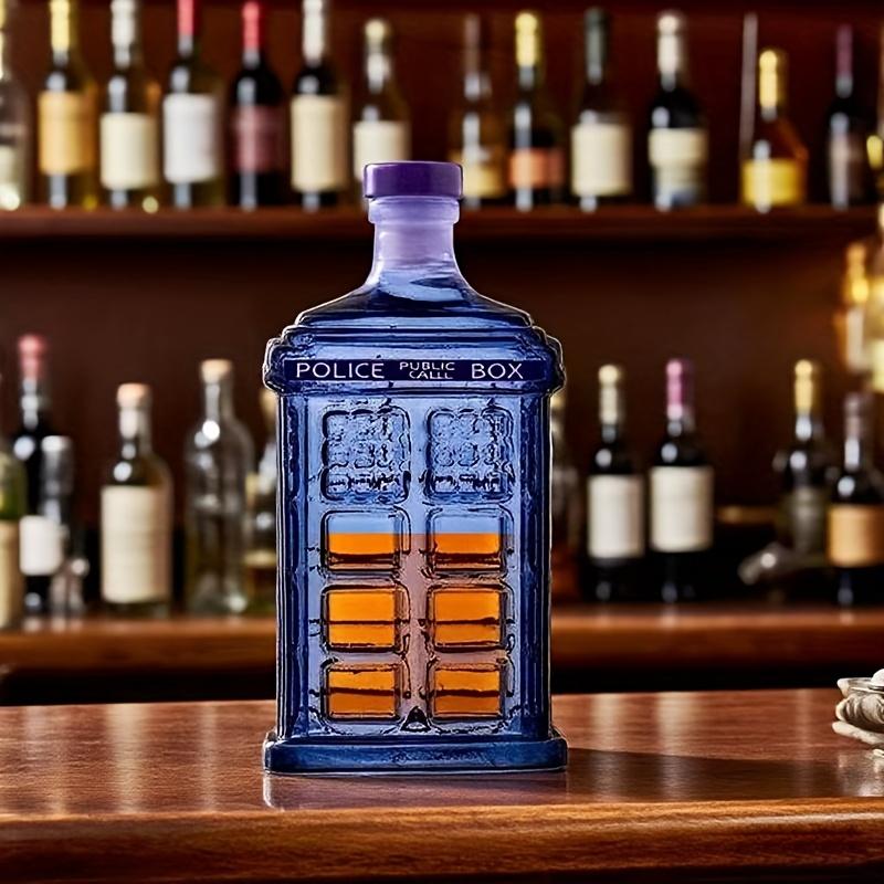 Ein kreativ gestalteter Dekanter in Form einer Polizeistation, eine einzigartig gestaltete 300-ml-Whiskyflasche, ein Mini-tragbarer Spirituosenspender