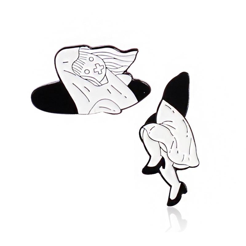 Cat Reading and Playing Brooch: Fashionable and Reflective Cartoon Badge