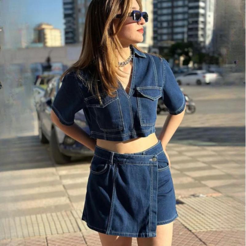 Completo da Donna 2 Pezzi  Abiti in Denim  Top Corto a Manica Corta con Scollo a Revers in Jeans + Pantaloncini Asimmetrici a Vita Alta con Bottoni