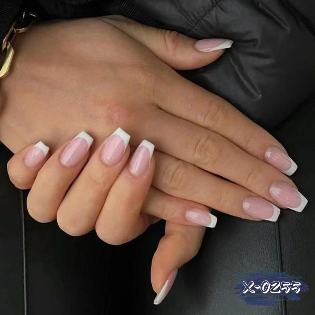 24 kusů Nude bílé francouzské umělé nehty Krátké čtvercové tipy Módní nositelné falešné nehty s lepidlem Jednoduché plné krytí Press on nehty