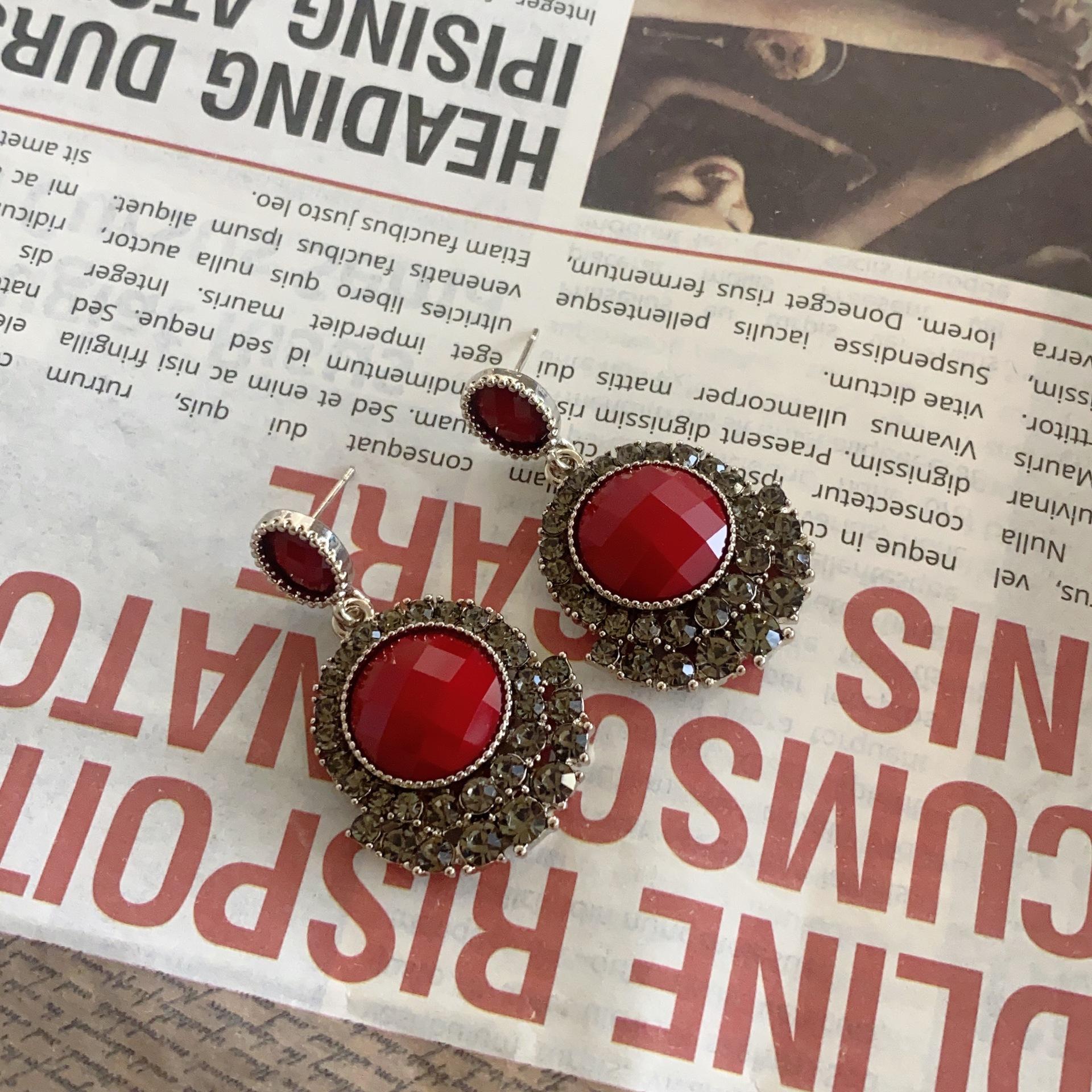 

Simple design sense, personalized retro baroque red stud earrings, women s court style temperament, long earrings, earrings.