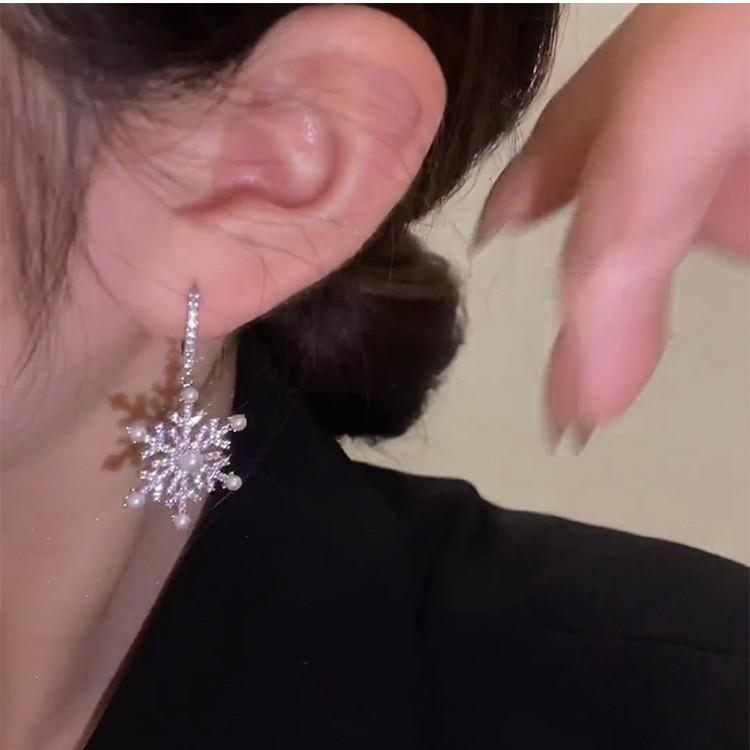 Exquisite Zircon Snowflake Earrings: High-End Autumn/Winter Fashion, Versatile Light Luxury Accessories