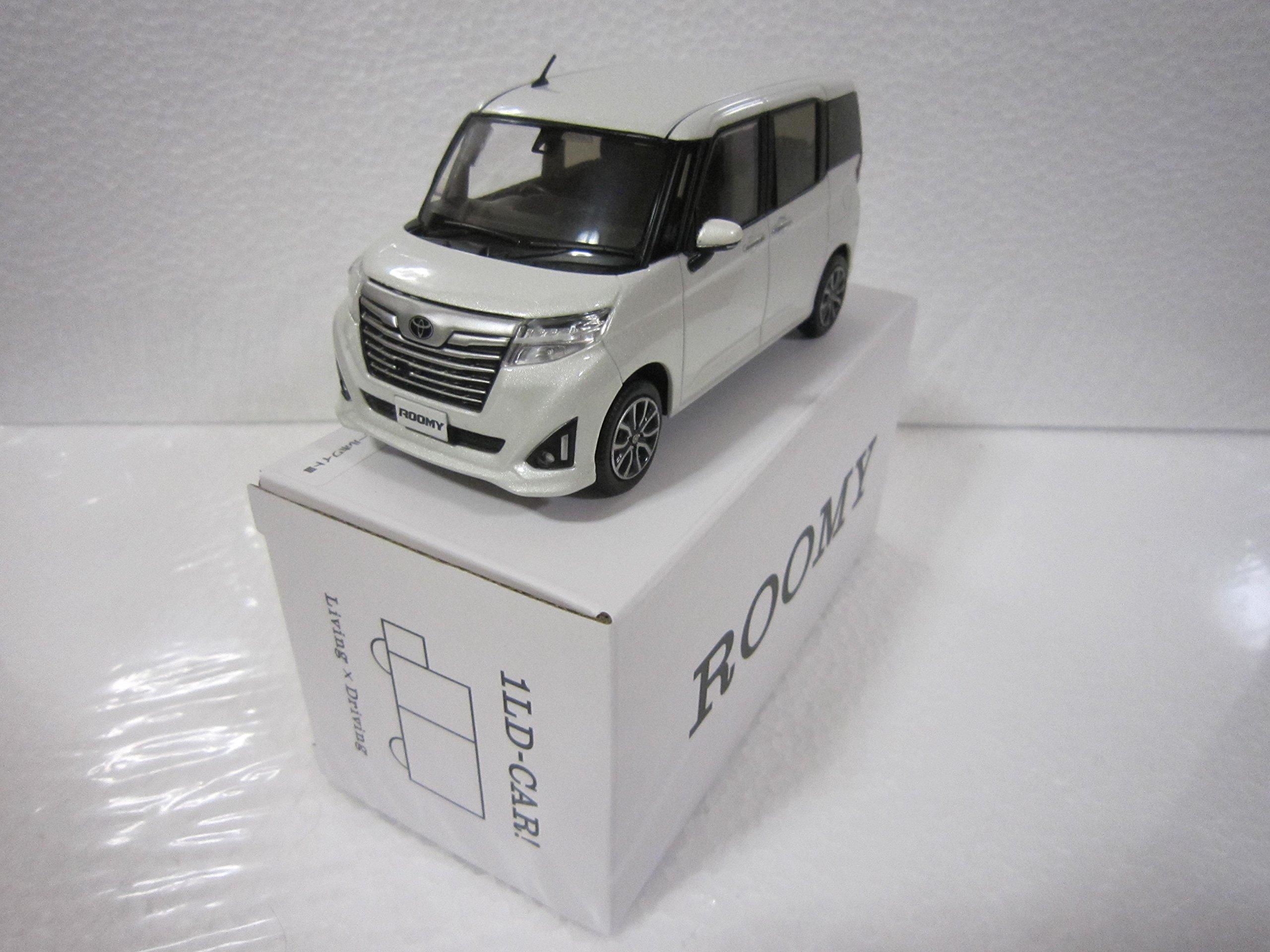 

Toyota ROOMY Official Miniature Car Color Sample Pearl White III W24 1/30 белый