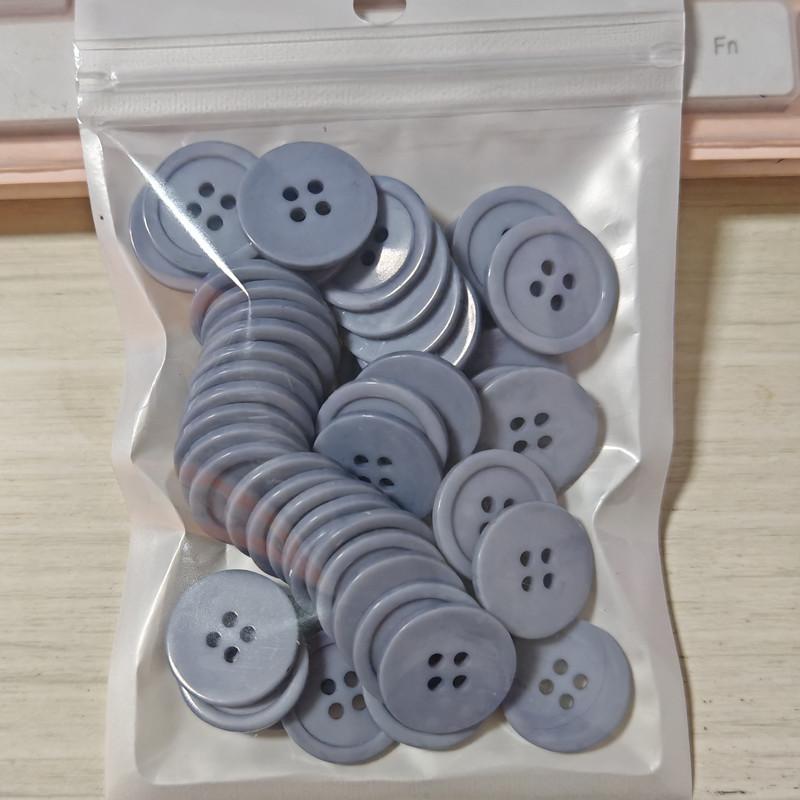 50 Stück Einfache 4-Loch-Knöpfe 20 mm Rund Harz Flachrücken Knöpfe Pullover Rock Zubehör