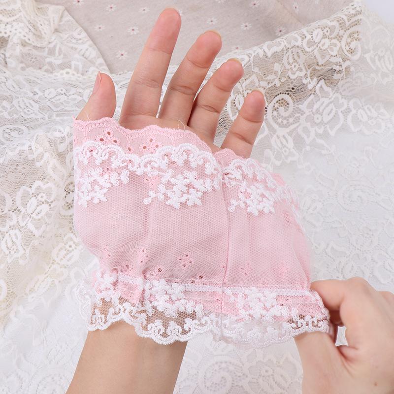 Maniche a Polso Lolita con Lavorazione a Intaglio e Fiocco in Pizzo