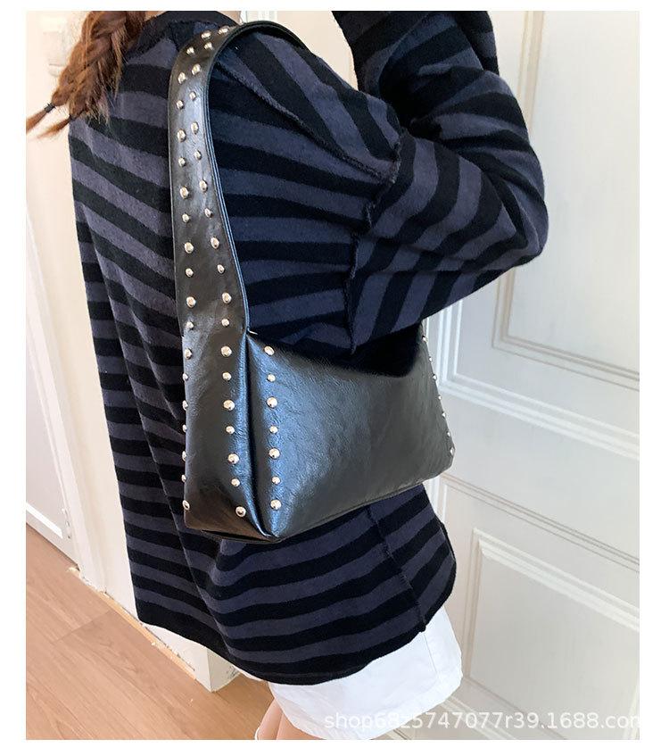 

Niche trendy rivet locomotive armpit bag personalized design sweet cool oil wax leather shoulder handbag Spice girl commuter bag