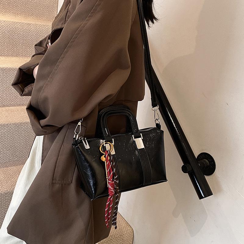 Retro texture small bag women 2025 new portable pillow bag premium versatile commuter messenger bag