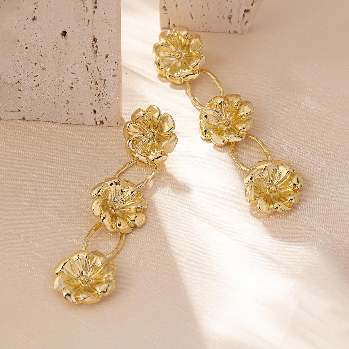 

High-End Retro 3D Flower Dangle Earrings: Fashionable Metal Style for Women Small золотой