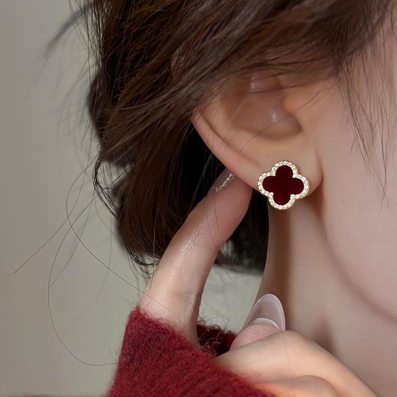 Elegant Four-Leaf Clover Stud Earrings: Versatile, Luxurious, Simple, and Exquisite for Women.