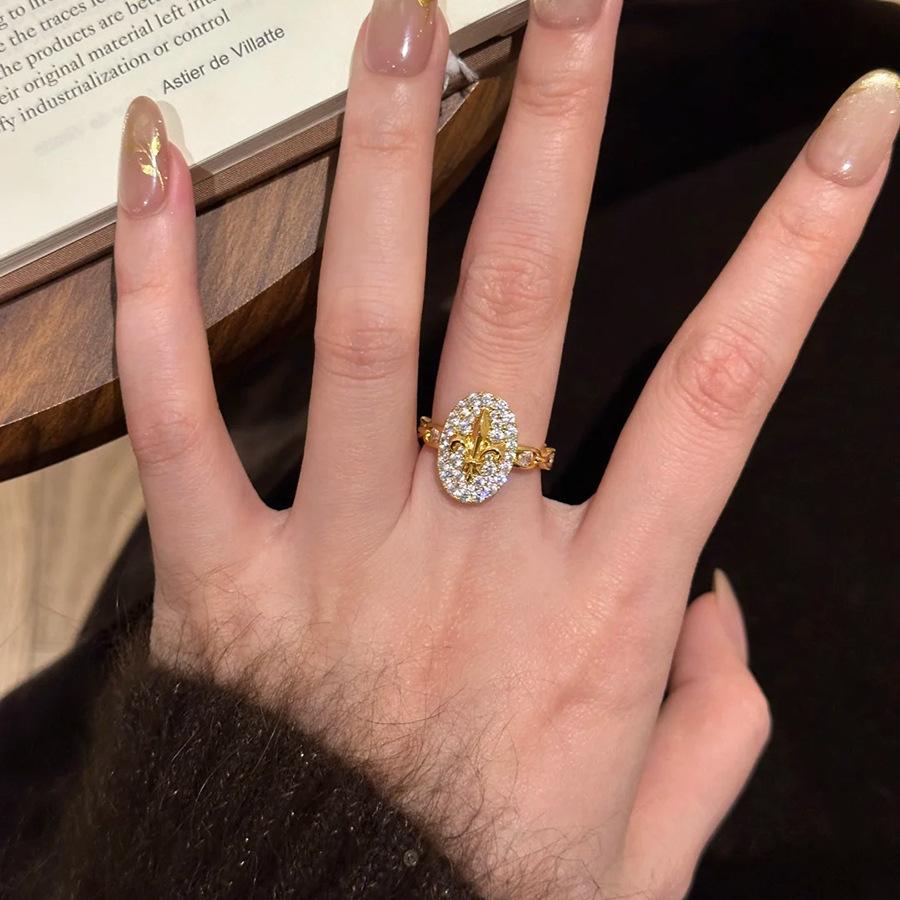 Zir*****val iris ring, exquisite light luxury ring, high-end fashion temperament jewelry.