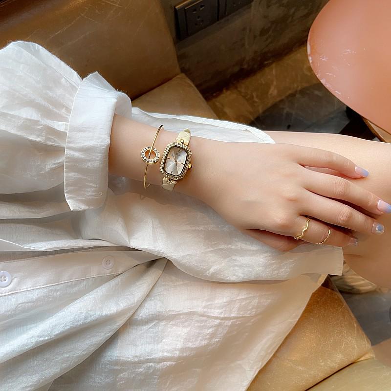 

Поэзия Гламур Женские Модные Часы: Элегантный квадратный дизайн с бриллиантами, Индивидуальность, Кожаный ремешок, Водонепроницаемый кварцевый механизм.