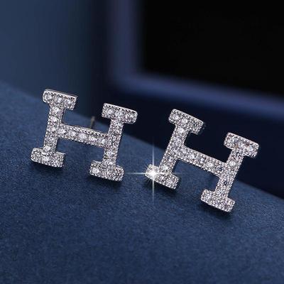 Boucles d'oreilles Puces Métalliques Élégantes Style Coréen Incrustées de Diamants en Forme de H pour Femmes