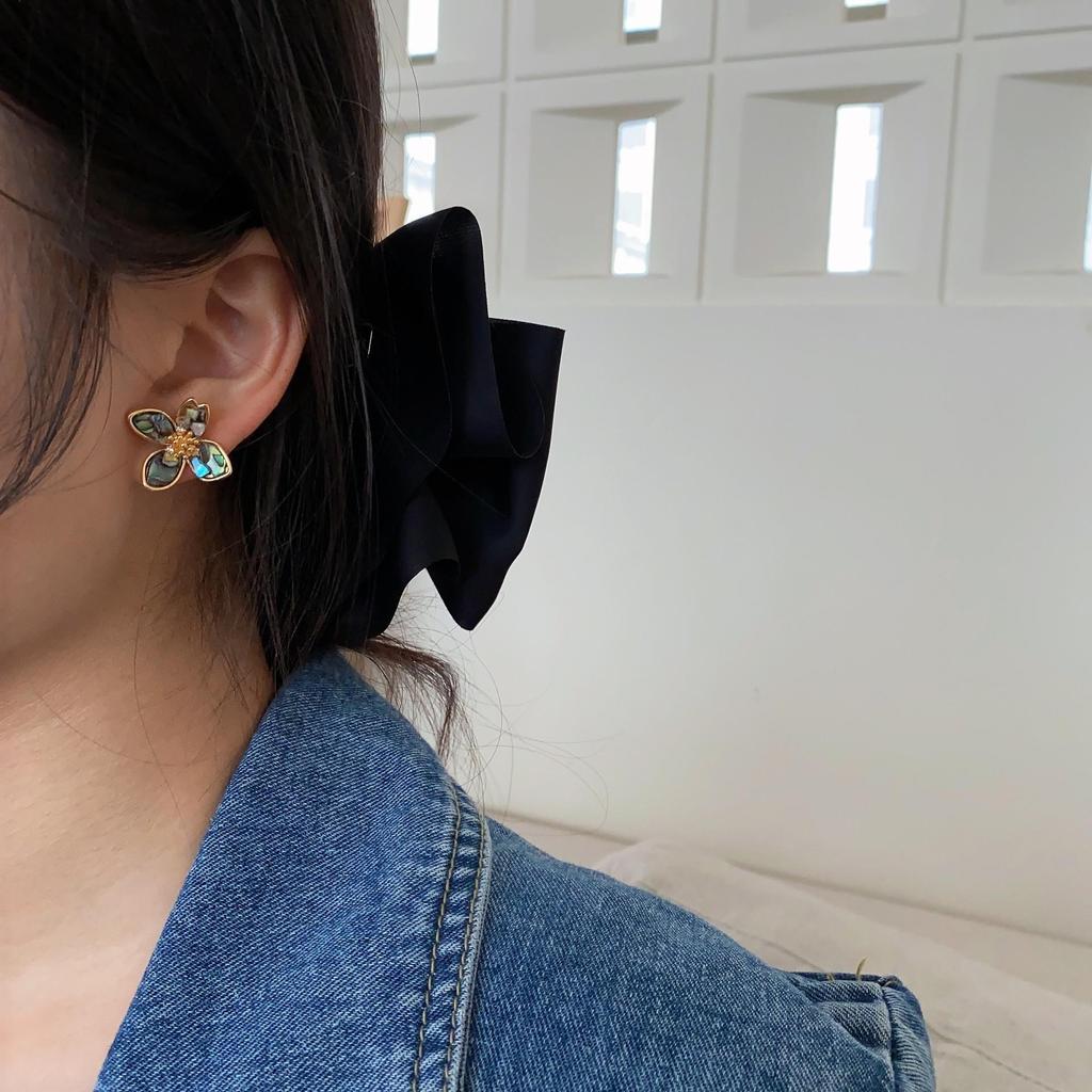 Natural Color Shell Flower Stud Earrings French Retro Niche Design Elegant Temperament Light Luxury Three-Dimensional Earrings