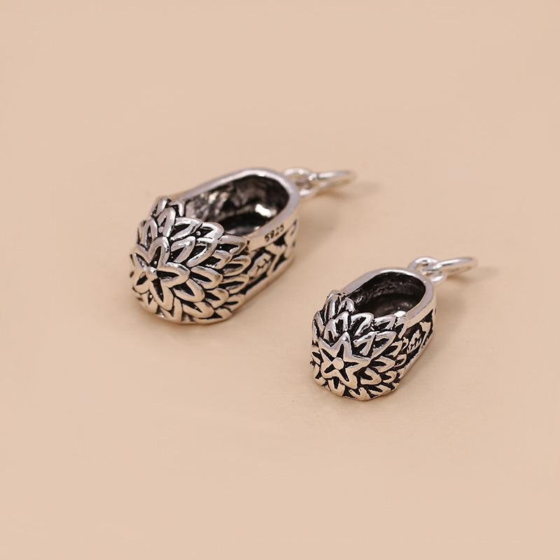 

Плетеный браслет из стерлингового серебра 925 пробы с маленькой подвеской-шармом в виде вышитого туфельки Small (Single Piece)