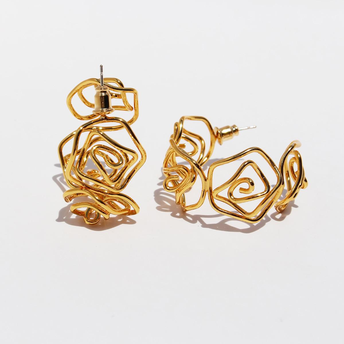 

Преувеличенные полые трехмерные серьги в форме цветка в форме буквы С, большие линии, геометрическая индивидуальность, модные серьги 961