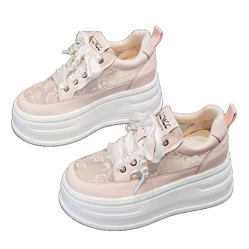 Kleine weiße Schuhe Damen Schnürung Mesh Innenhöhe Erhöhung Sommer neue vielseitige Mode Freizeitschuhe Plateau Muffin Board Schuhe