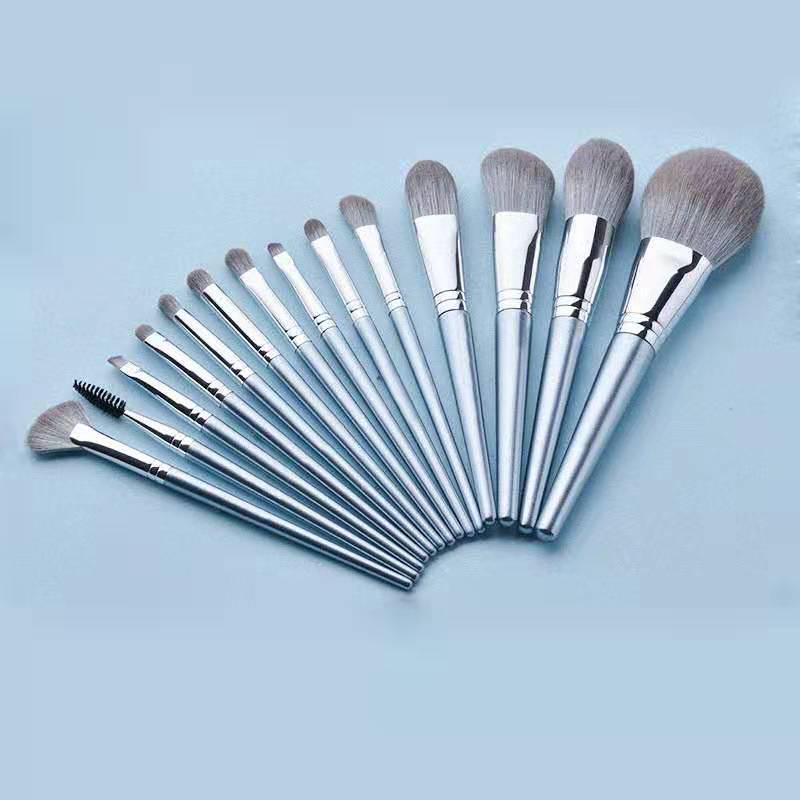 14-teiliges silbernes 'First Time We Met' Make-up Pinselset: Lidschatten, Puder, Rouge