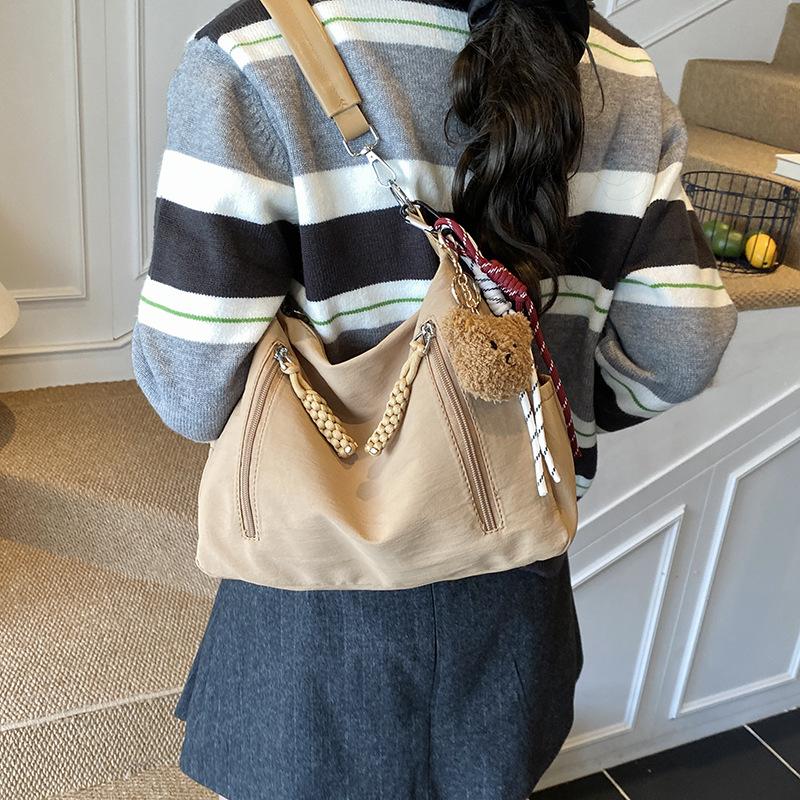 Premium casual messenger bag women's summer 2025 new large-capacity commuter bag niche single shoulder armpit tote bag