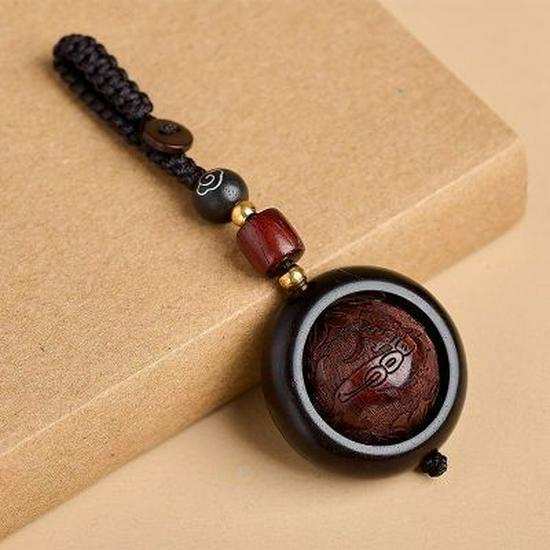 Red Sandalwood Leaf Keychain Pendant - Small Lucky Bead Cultural Gift for Car or Bag