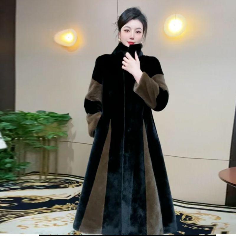 

Зимой пожилая мать носит пальто из искусственного меха для женской моды выше колена с воротником-стойкой, и длинный мех интегрирован. L