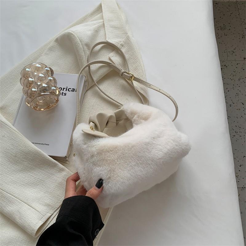 

2026 Plush Handbag Women New Fashionable Fluffy Bag All-matching Niche Chain Cross-slung Female білий