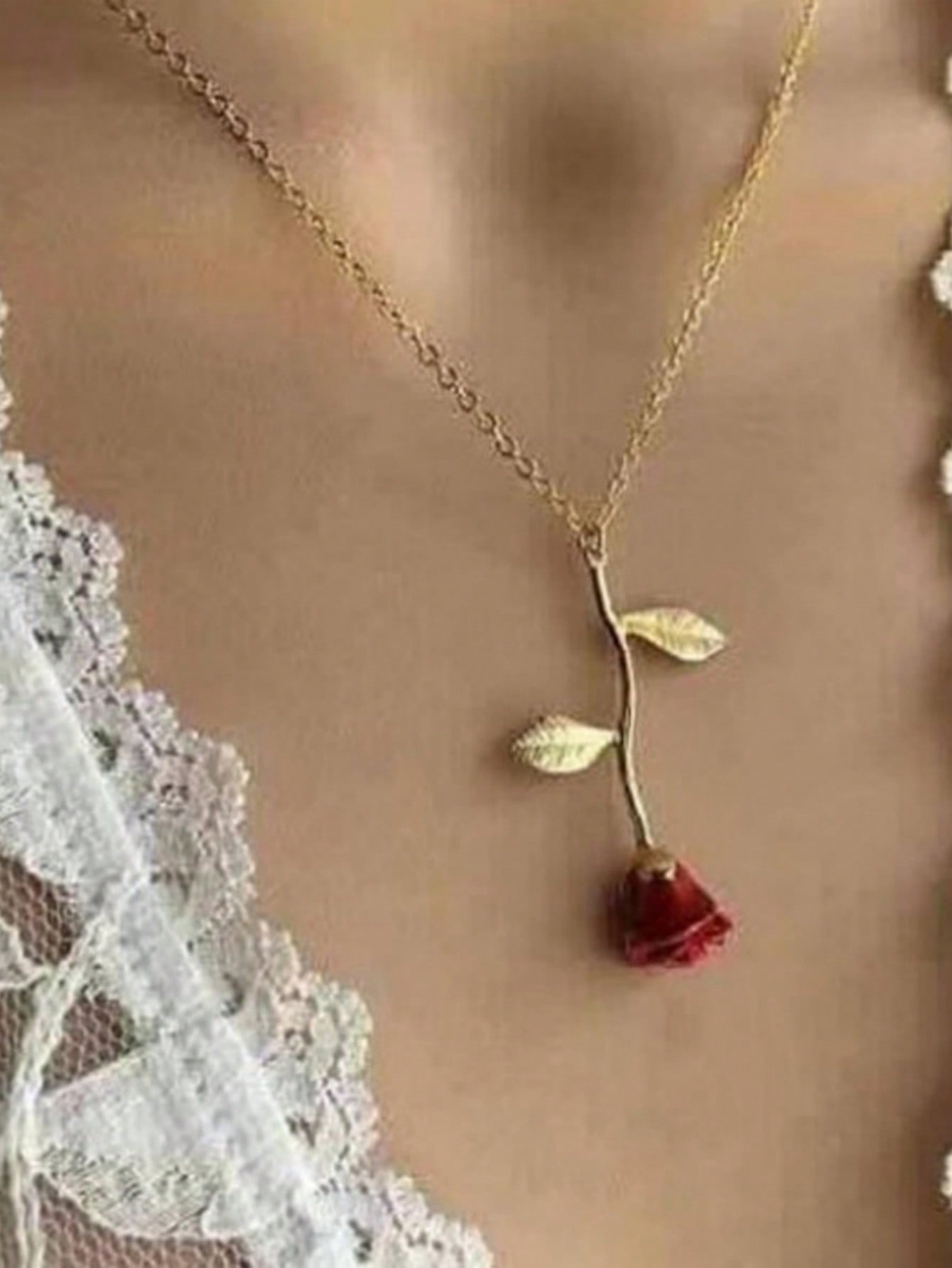 

This stylish red enamel rose pendant clavicle chain is perfect for everyday wear and also makes a great gift for a friend. one-size золотистый
