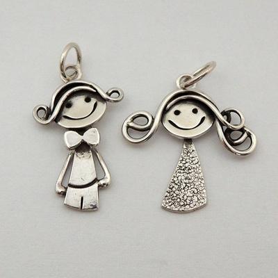 Vintage Silberfarbenes Metall Schnitzerei Niedlich Kleines Paar Muster Hängende Ohrringe für Damen Schmuck