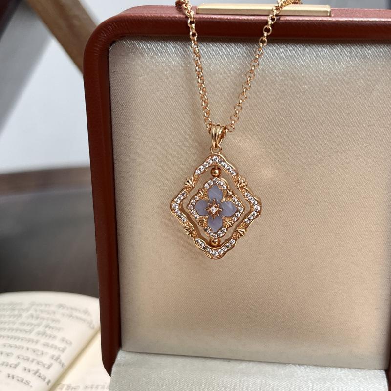 French Antique High-End Sense Versatile Rotating Double-Sided Four-Leaf Clover White Shell Necklace Light Luxury Design Court Style Collarbone Chain