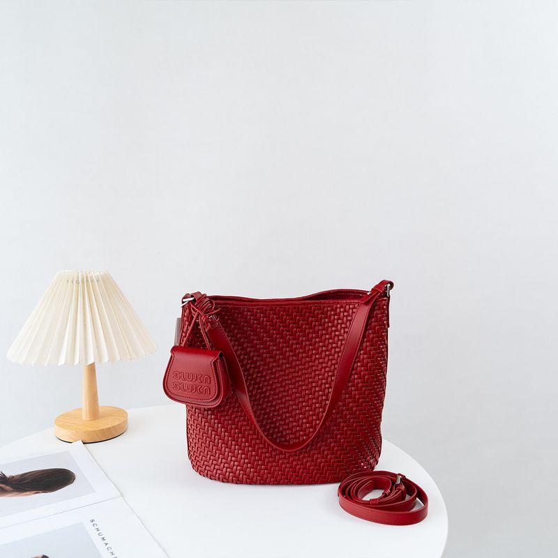 

Celingvis Niche Woven Shoulder Bag Women 2025 New Commuter Fashion Soft Leather Casual Bucket Messenger Bag Hot Ode Red