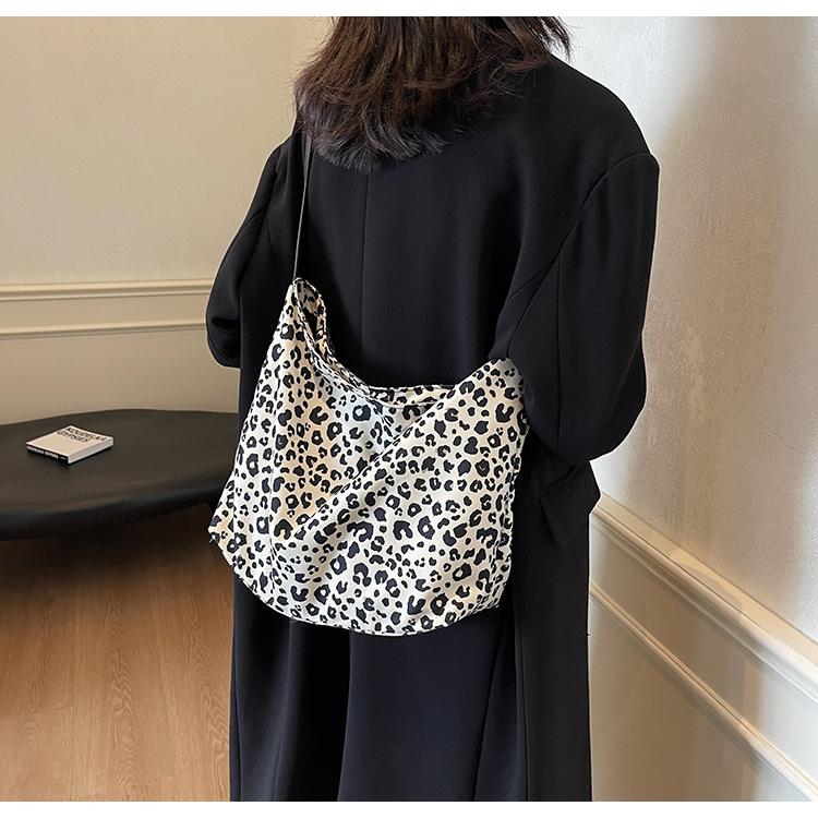 

This year s popular leopard print bag women s large-capacity 2025 new autumn and winter casual messenger bag mother bucket bag