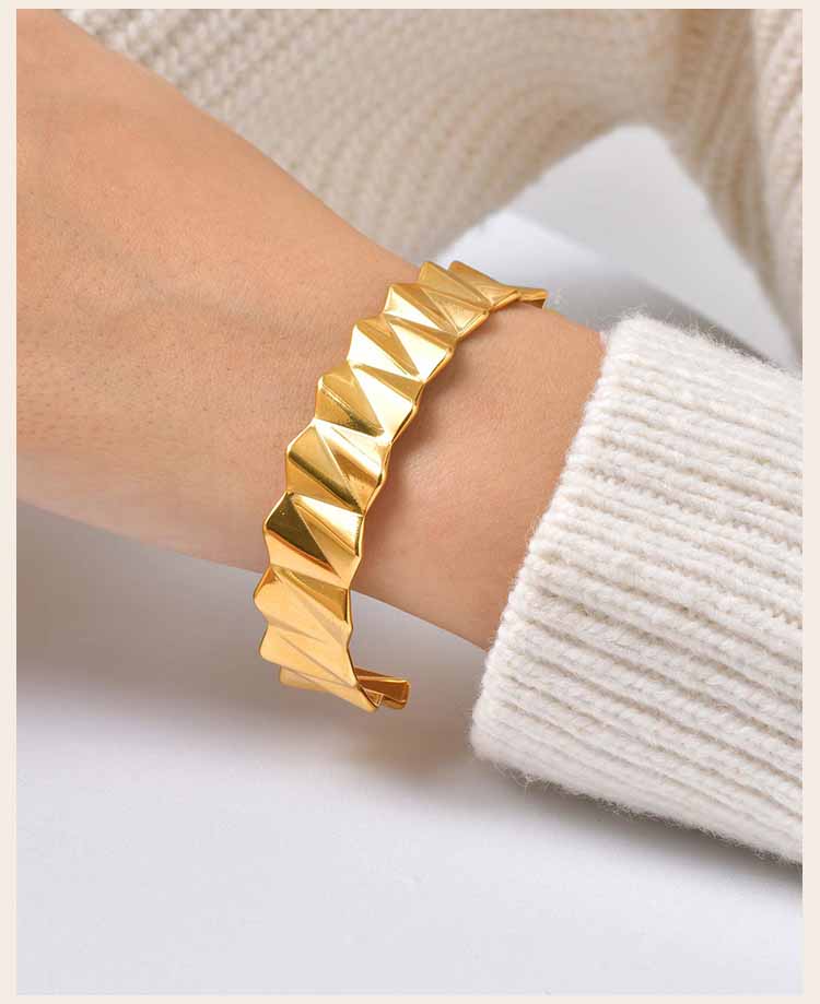 Stylish Wave Cuff Bangle for Women, Chunky Stainless Steel Gold Plated Bangle Bracelets Adjustable Accessories