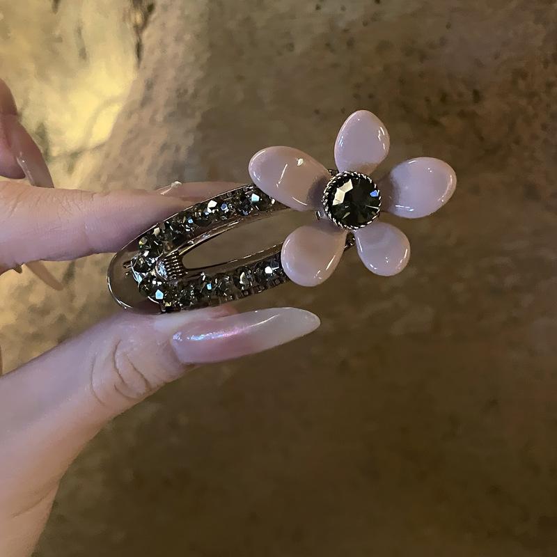 

Акриловая заколка для волос в виде цветка с бриллиантами Сладкая и нежная универсальная челка Боковая BB-клипса Модные изысканные аксессуары для волос Женщины