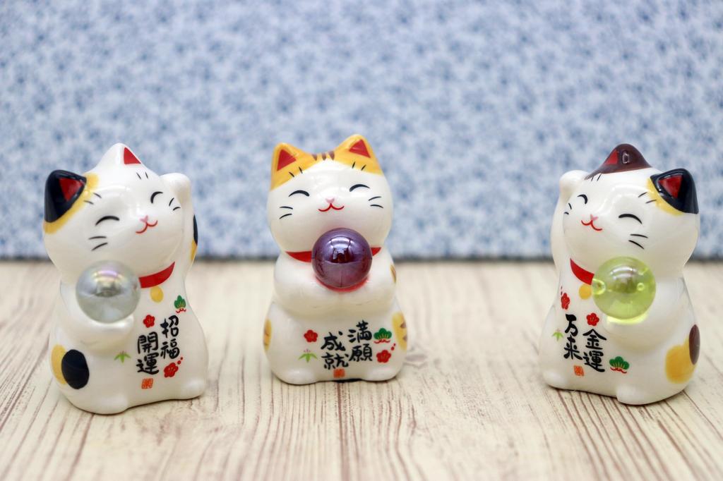 Yakushi Kiln Maneki-neko Ausstellungsset (24 Stück) mit Saitama Mochi (mit viel Glück Aufklebern)