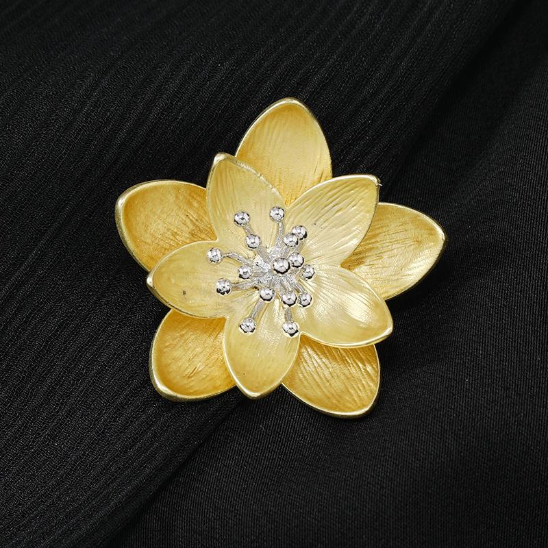 New Chinese design lotus brooch retro literary Chinese style neckline pin exquisite high-end cheongsam accessories women