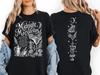Koszulkę z grafiką Midnight Margaritas, Koszulkę z grafiką Witchy Cocktail, Koszulkę na Halloween Spooky Margarita, Koszulkę w stylu vintage z żabą i księżycem