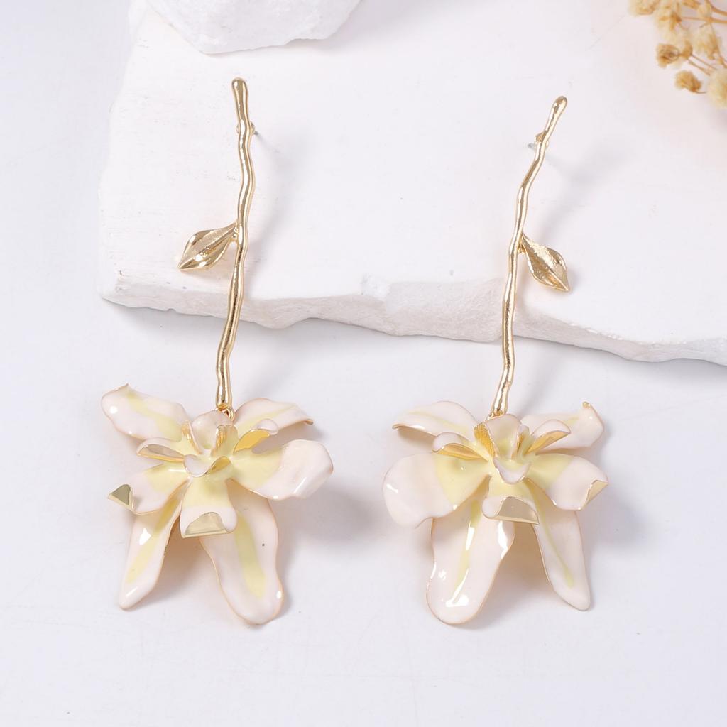 Exaggerated Fashion Metal Flower Decoration Stem Earrings Versatile Temperament Holiday Style Long Women's Earrings