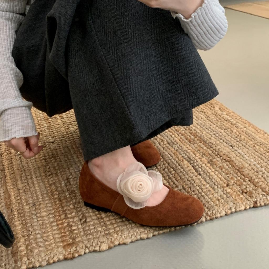 2025 autumn and winter new round head inner slope heel cross belt ballet flower shallow mouth commuter work women's single shoes