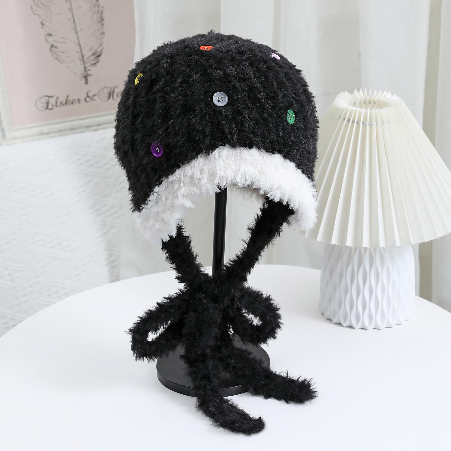 

Новая многоцветная плюшевая шерстяная шапка с пуговицами, защищающая уши, теплая, модная и универсальная вязаная шапка, милая и подчеркивающая лицо маленькая шапочка-снежок One Size