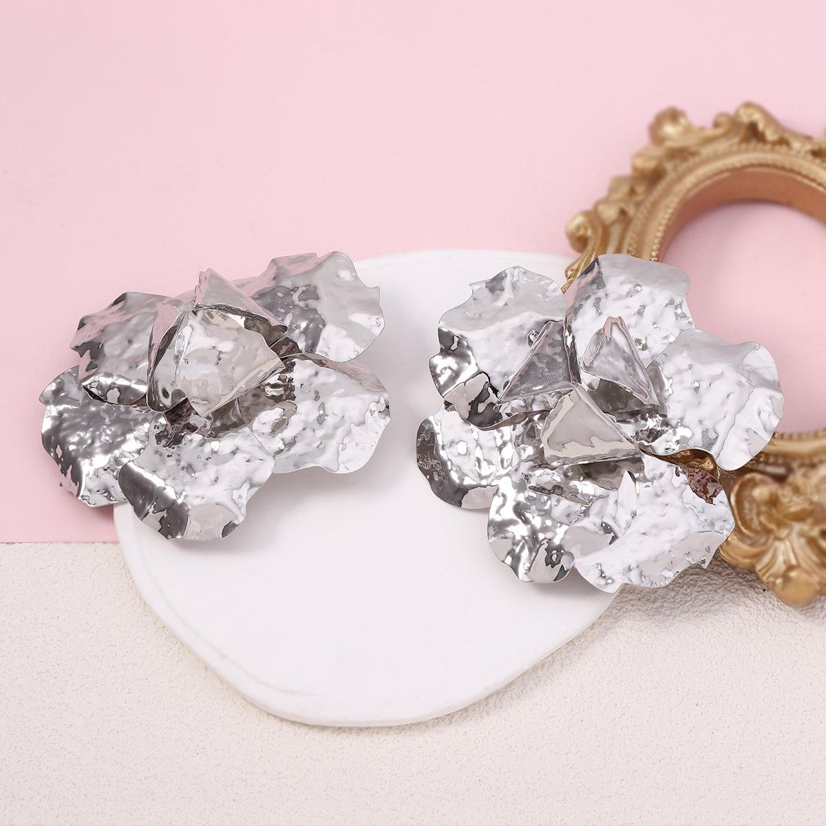 

European and American fashion metal personality big flower summer earrings retro niche minimalist cold wind stud earrings срібний