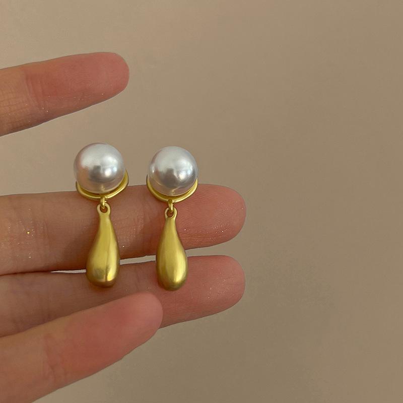 French Baroque Pearl Flower Tassel Earrings: Elegant Silver Needle Studs with a Light Luxury Touch