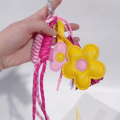 1 Stück Niedlicher Lederblumen-Quaste Geflochtenes Seil Schlüsselanhänger Taschenanhänger Anhänger für Handtasche Geldbörse Rucksack Zubehör