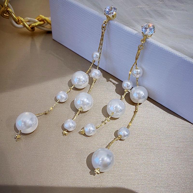 Exaggerated long fringed pearl earrings for women, with a sense of design and temperament showing their face and thin earrings.