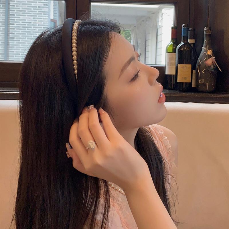 Stylish, Elegant, and Gentle Pearl Headband, A Versatile and Sophisticated Hair Accessory for Women, Perfect for Any Occasion.